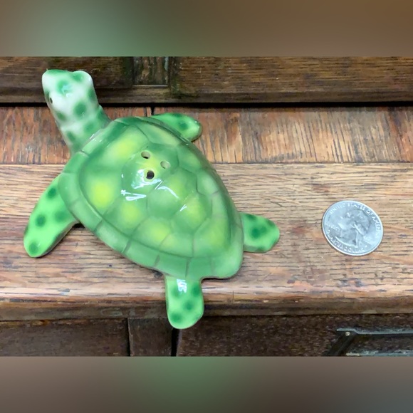 Vintage Green Glazed Ceramic Figural Turtle Shaped Salt Pepper Shaker Figurine - Picture 8 of 14